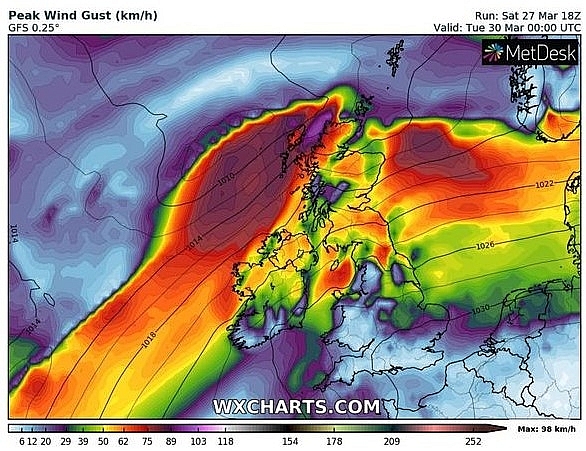 UK weather forecast: Britons may bask in warmer air at the start of the week (Image: WXCHARTS) 4605-uk-303-3