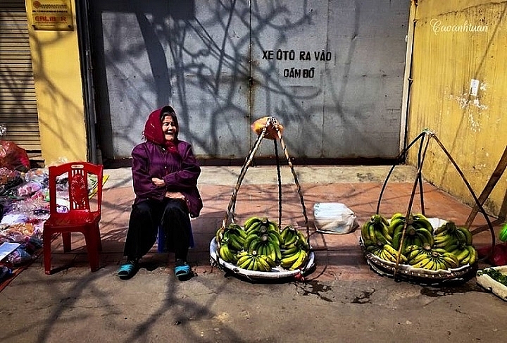 The street vendors' loud announcements are no longer echoed on small alleys, leaving many city dwellers with nostalgia. Photo: Cao Anh Tuan. 5422-street-1