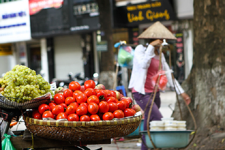Female vendors carry not only goods but also the livelihood of a family on their small shoulders. Photo: Yeu Ha Noi. 5424-street-3