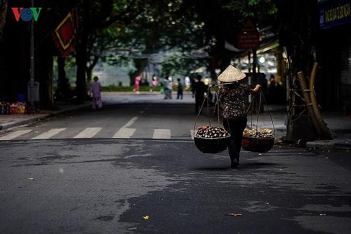 Amidst the hustle and bustle of Hanoi capital, the street vendors are walking day by day, quietly fulfilling their dreams of a better life. Photo: VOV. 5425-street-4