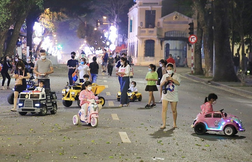 In Photos: Packed Pedestrian Streets In Hanoi After A Year Of Closure In Photos: Packed Pedestrian Streets In Hanoi After A Year Of Closure