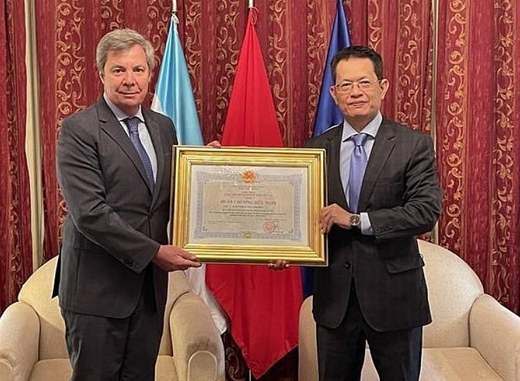 Former Argentine Ambassador To Vietnam Honored With Friendship Order Former Argentine Ambassador To Vietnam Honored With Friendship Order