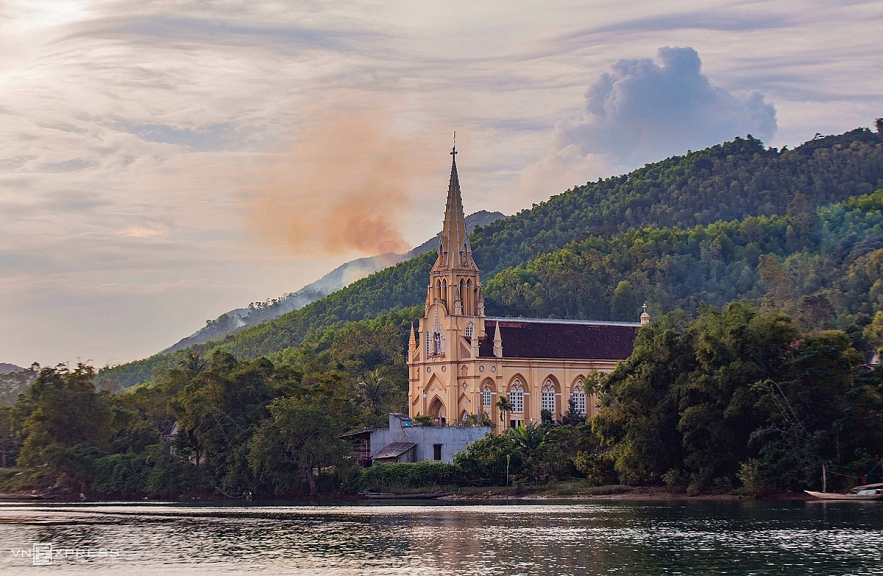 Splendid churches add charm to Quang Binh Province Splendid churches add charm to Quang Binh Province