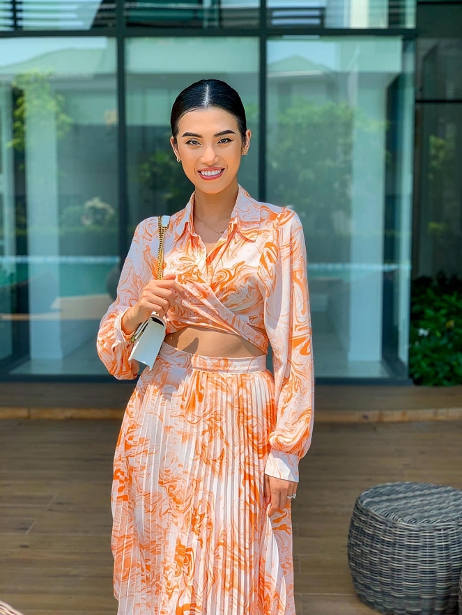 27 year old Vietnamese hot girl breaking up with a 73-year-old American billionaire to attend 'Miss Universe Vietnam' 27-year-old Vietnamese hot girl breaking up with 73-year-old American billionaire to attend 'Miss Universe Vietnam'