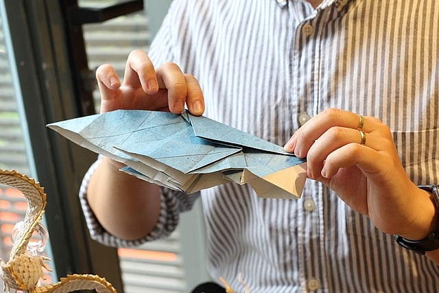Turning traditional paper into works of art Turning traditional paper into works of art