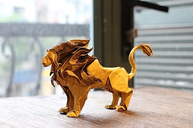 Turning traditional paper into works of art Turning traditional paper into works of art