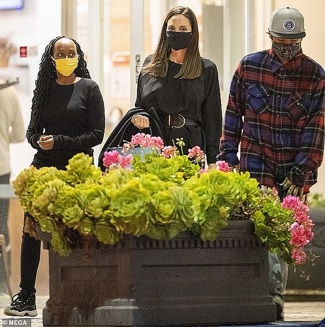 Angelina Jolie's adoptive Vietnamese child: Pax Thien's mature appearance at the age of 17 Angelina Jolie's adoptive Vietnamese child: Pax Thien's mature appearance at the age of 17