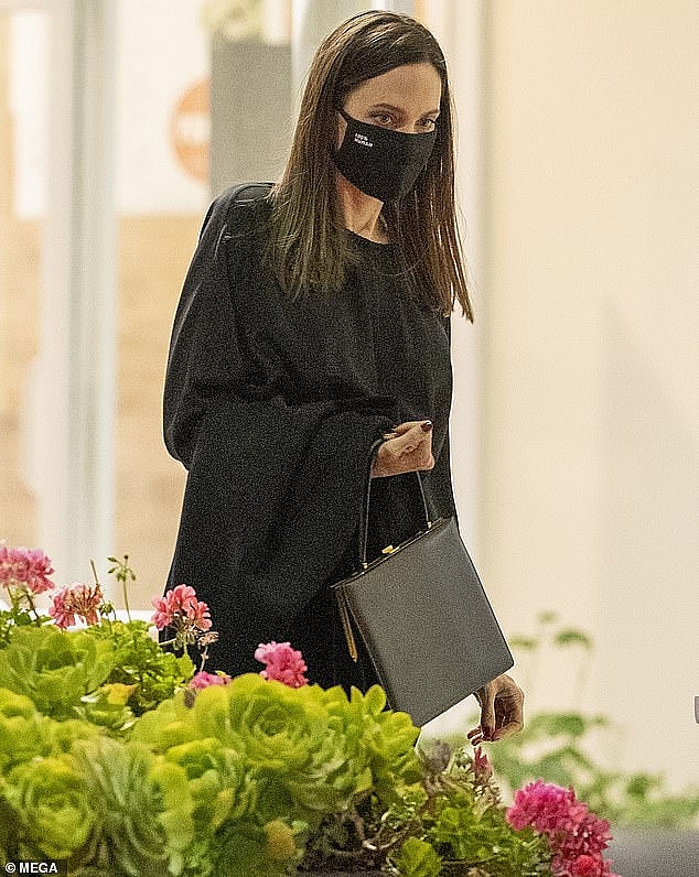 Angelina Jolie's adoptive Vietnamese child: Pax Thien's mature appearance at the age of 17 Angelina Jolie's adoptive Vietnamese child: Pax Thien's mature appearance at the age of 17