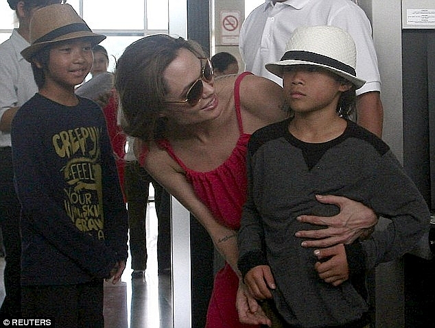 Angelina Jolie's adoptive Vietnamese child: Pax Thien's mature appearance at the age of 17 Angelina Jolie's adoptive Vietnamese child: Pax Thien's mature appearance at the age of 17