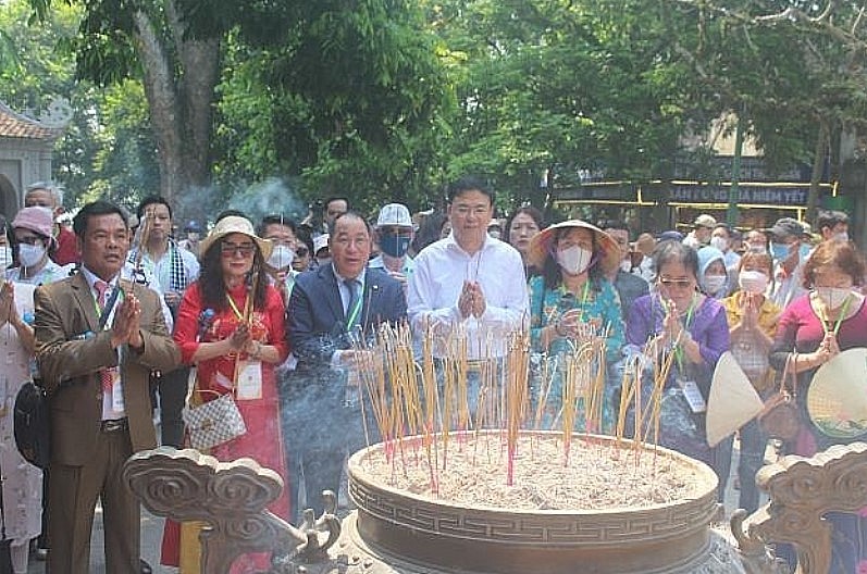 Overseas Vietnamese Respectfully Pay Tribute To The Merits Of Hung Kings Overseas Vietnamese Respectfully Pay Tribute To The Merits Of Hung Kings