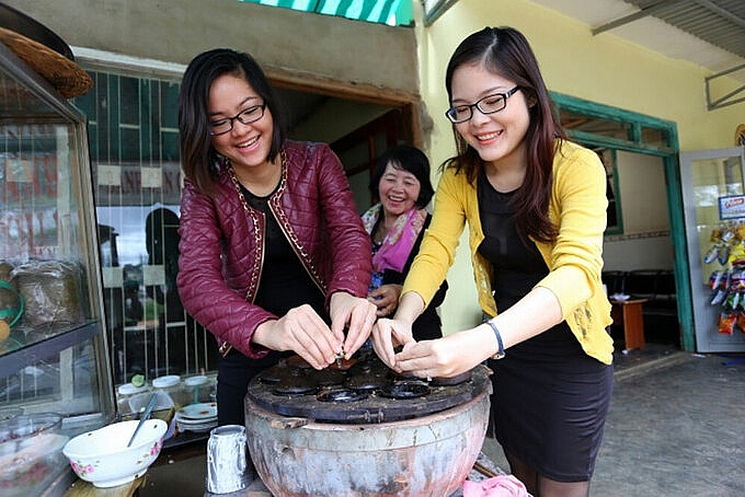 Vietnamese woman inspires fellow culinary enthusiasts with home-coutry cooking guide on Youtube blogger attracts international fans thanks to vietnamese cuisine