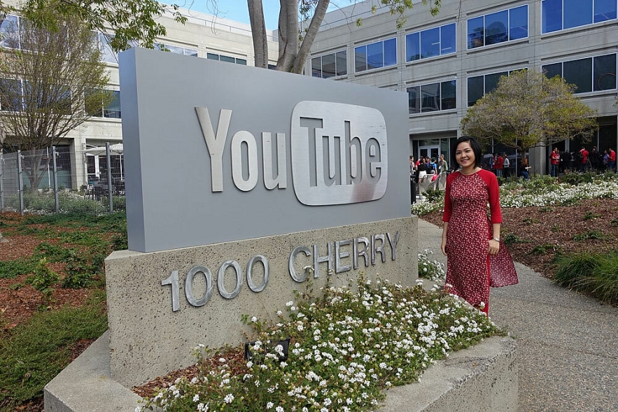 Vietnamese woman inspires fellow culinary enthusiasts with home-coutry cooking guide on Youtube blogger attracts international fans thanks to vietnamese cuisine