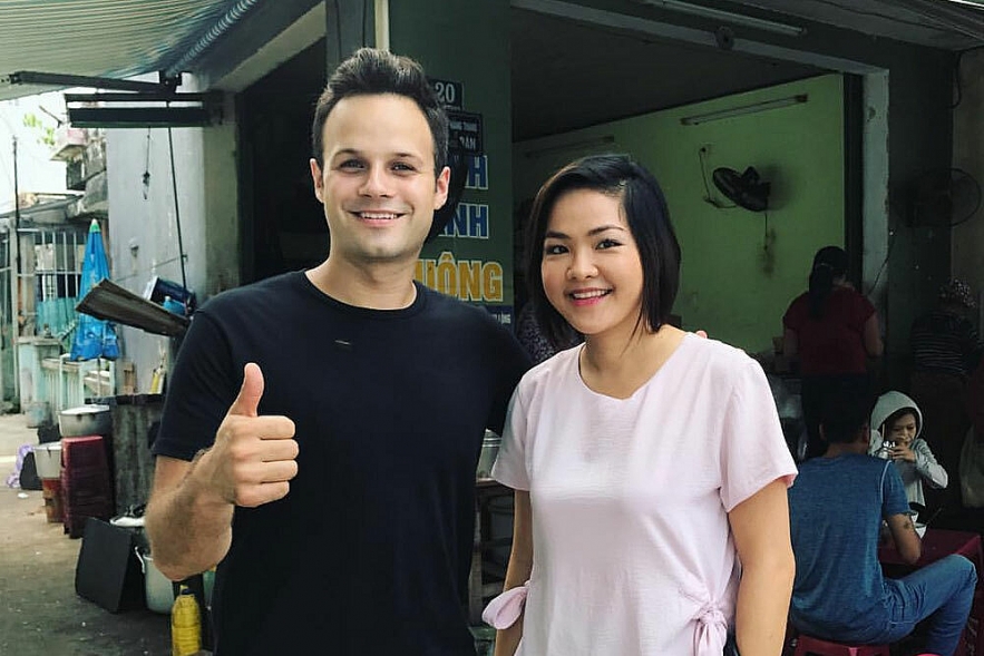Vietnamese woman inspires fellow culinary enthusiasts with home-coutry cooking guide on Youtube blogger attracts international fans thanks to vietnamese cuisine