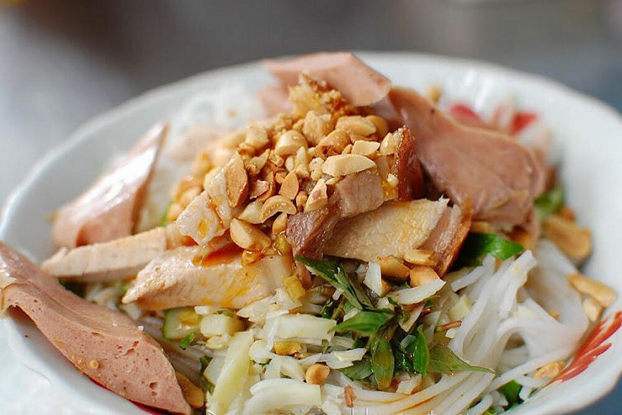 Vietnamese woman inspires fellow culinary enthusiasts with home-coutry cooking guide on Youtube blogger attracts international fans thanks to vietnamese cuisine