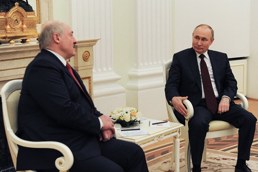 EU leaders agree on Belarus sanctions over jetliner 'state piracy' EU leaders agree on Belarus sanctions over jetliner 'state piracy'