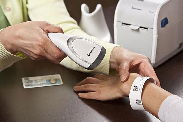 Vietnam considers to use tracking bracelets for quarantined people Vietnam considers to use tracking bracelets for quarantined people