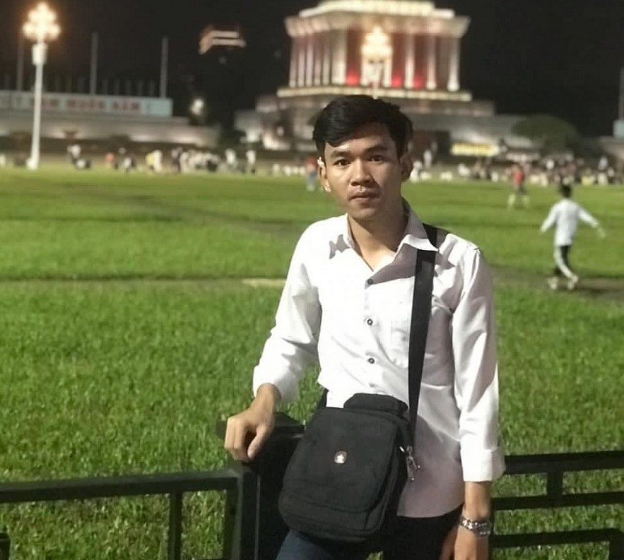A Lao student at Ho Chi Minh Mausoleum. Photo: VNT. A Lao student at Ho Chi Minh Mausoleum. Photo: VNT.