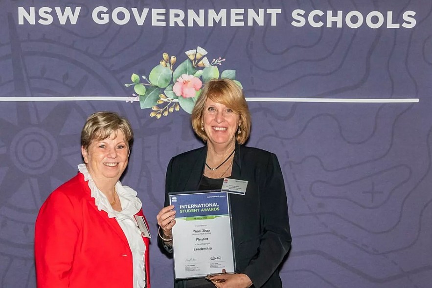 Vietnamese Girl In Australia Receives The Best Academic Achievement Award Vietnamese Girl In Australia Receives The Best Academic Achievement Award