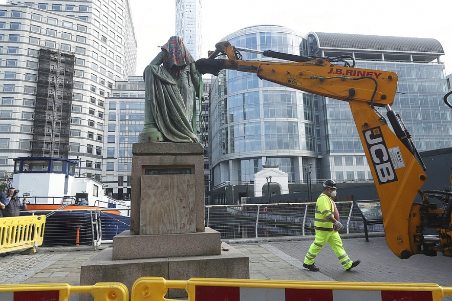 George Floyd protests spread worldwide causing UK's slave trader's statue outside London museum removed uk removes slave traders statue from outside london museum
