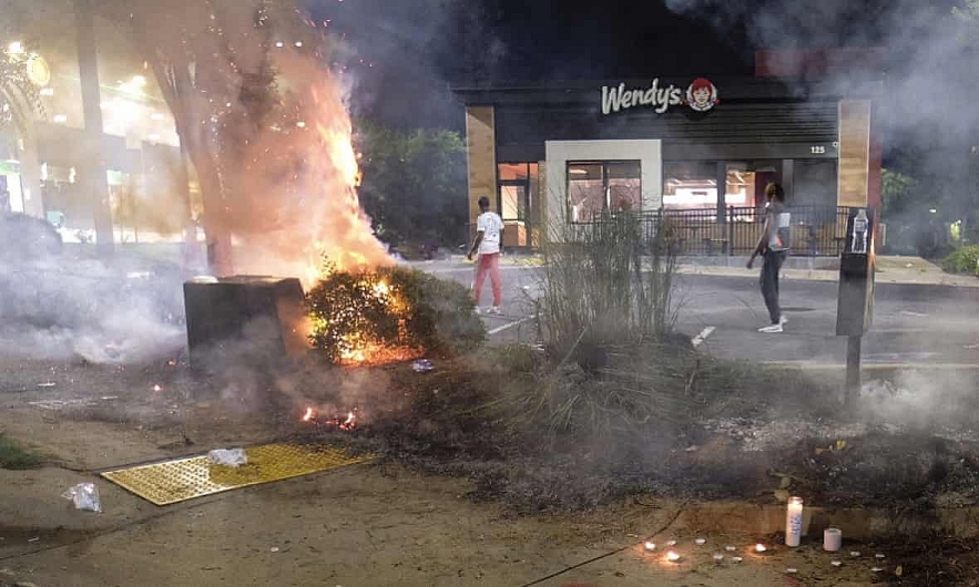 Protests in America update Protestors set fire to the restaurant where Rayshard Brooks shot 2844 restaurant