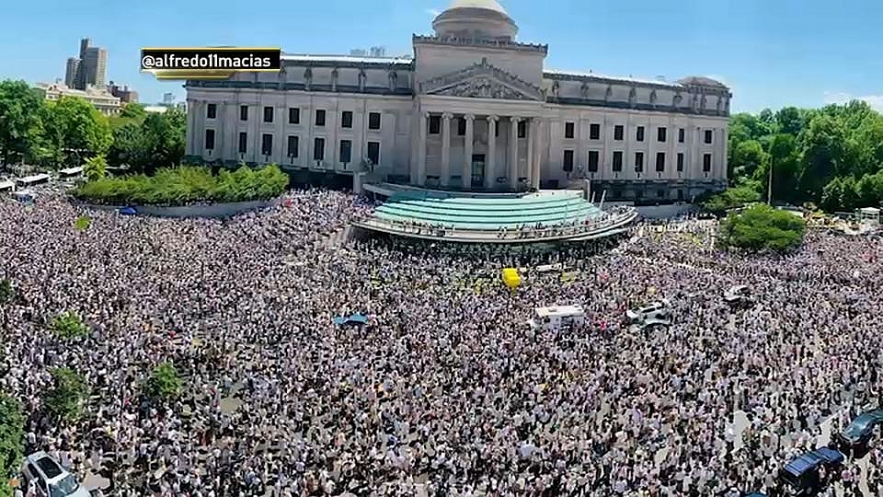 People gathered outside Brooklyn Museum. Photo: Newsbreak 0354 brooklyn