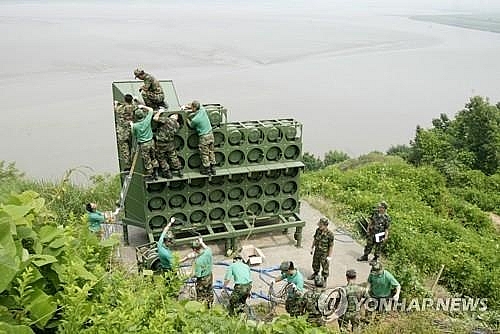 This file photo taken on June 16, 2004, shows South Korean soldiers dismantling propaganda loudspeakers targeting North Korean soldiers at a border unit. Photo: Yonhap 3319 pyongyang loudspeaker