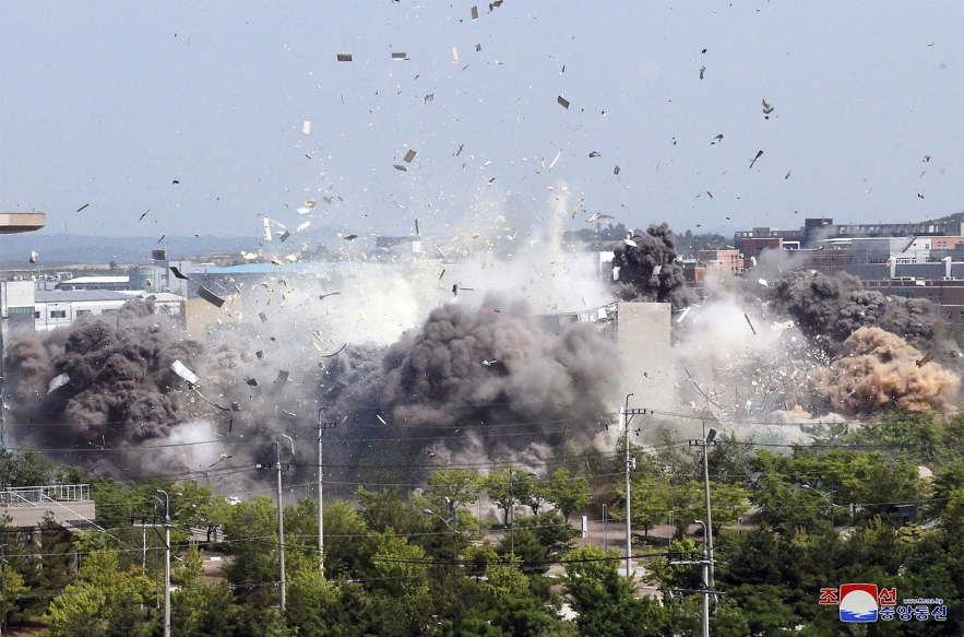 4 ngày trước CNN.com North Korea blows up liaison office used for talks with South Korea. Photo: CNN 3710 pyongyang liason 1