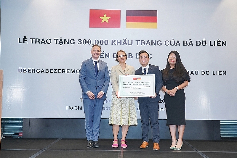 Representives of Mrs. Do Thi Kim Lien donates 300,000 to German people. Photo: Green Vietnam Fund 3600 viet nam khau trang