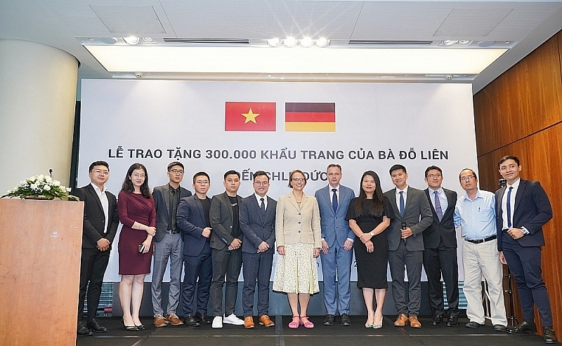 Representatives took photos in the ceremony. Photo: Green Vietnam Fund 4830 khau trang viet nam