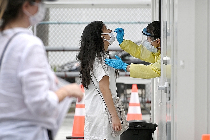 A health officer is taking samples for Covid-19 test in New York. Photo: Reuters 5945 us covid 1