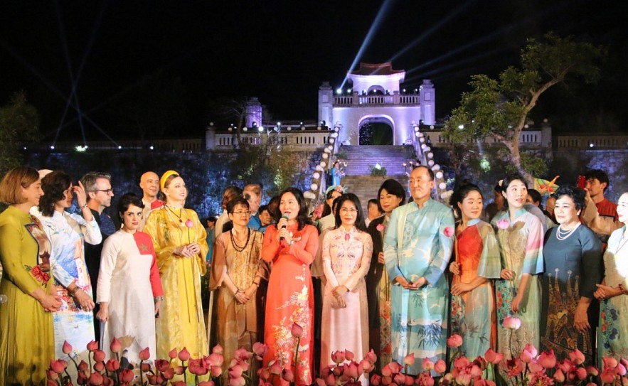 Diplomats And Families Wear Traditional Vietnamese Ao Dai At Exhibition Diplomats And Families Wear Traditional Vietnamese Ao Dai At Exhibition