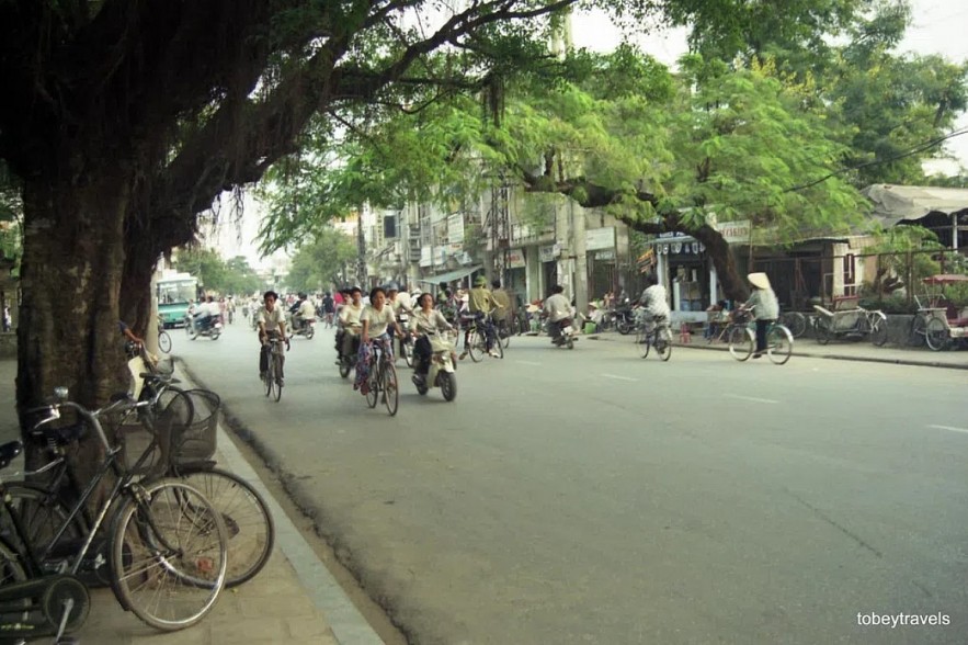 Quoc Tu Giam Street seen from the sidewalk in front of the Temple of Literature (Van Mieu Quoc Tu Giam, Hanoi) in 1996. Photo: Tobeytravels Flickr. Quoc Tu Giam Street seen from the sidewalk in front of the Temple of Literature (Van Mieu Quoc Tu Giam, Hanoi) in 1996. Photo: Tobeytravels Flickr.