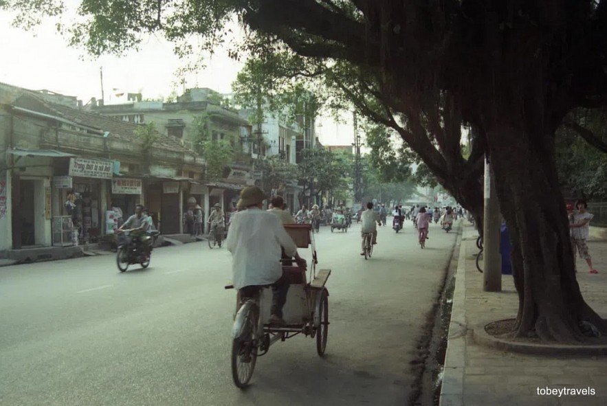 Cyclo on Quoc Tu Giam street. Today, this vehicle can only operate in the area around Hoan Kiem Lake and Hanoi Old Quarter. Photo: Tobeytravels. Cyclo on Quoc Tu Giam street. Today, this vehicle can only operate in the area around Hoan Kiem Lake and Hanoi Old Quarter. Photo: Tobeytravels.
