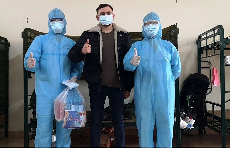 British tourist Gavin Wheeldon raises a thumbs-up with two medical staff in his room at Son Tay Military School quarantine camp in Hanoi. Photo: Gavin Wheeldon 1759 visa vietnam 1