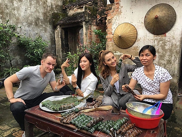 Marko Nikolic learns how to make traditional dumpling, banh tet (cylindical sticky rice dumpling with pork) with his friends. Photo: vietnamnet.vn. 5708 marko
