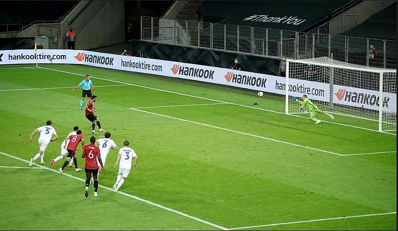 Bruno Fernandes scores from the penalty spot. Photo: Man Utd. 1332 mu