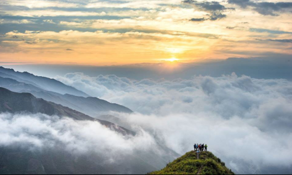 Ta Xua clouds hunting: Exploring exotic ta xua cloud hunting exploring the most famous dinosaur backbone in vietnam