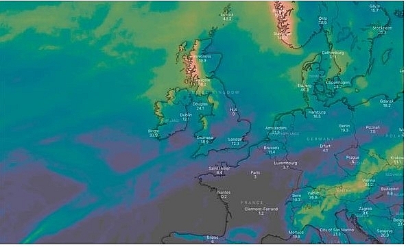 Met Office weather warning: A weather front moving in from the west will bring rain to the UK (Image: WINDY) 0940 uk 29 3