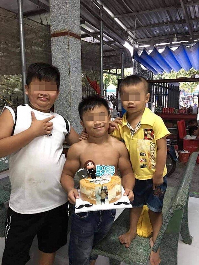 Vietnamese 10 year-old boy with rolling muscles stuns foreign social media Vietnamese 10 year old boy with rolling muscles stuns foreign social media
