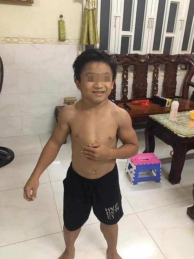 Vietnamese 10 year-old boy with rolling muscles stuns foreign social media Vietnamese 10 year old boy with rolling muscles stuns foreign social media