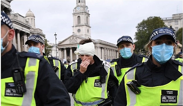 Anti-lockdown protests in the UK: Nine cops injured as Trafalgar Square and Hyde Park bombarded by thousands of maskless protesters Anti lockdown protests in the UK: Nine cops injured as Trafalgar Square and Hyde Park bombarded by thousands of maskless protesters