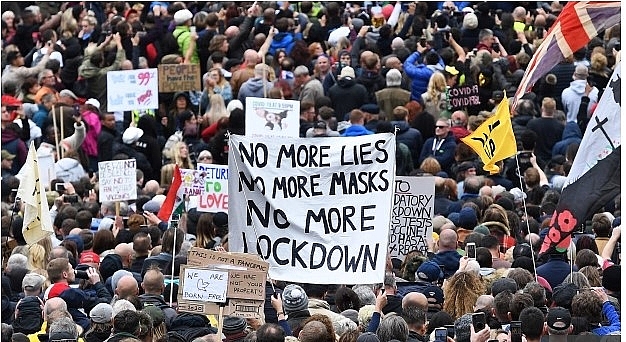 Anti-lockdown protests in the UK: Nine cops injured as Trafalgar Square and Hyde Park bombarded by thousands of maskless protesters Anti lockdown protests in the UK: Nine cops injured as Trafalgar Square and Hyde Park bombarded by thousands of maskless protesters