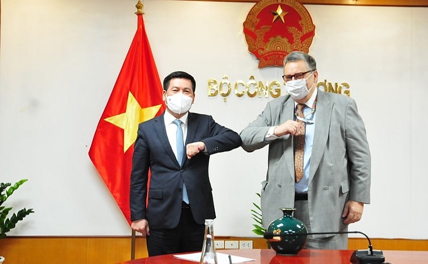 Minister of Industry and Trade Nguyen Hong Dien and Finnish Ambassador to Vietnam Kari Kahiluoto. Source: MoIT Minister of Industry and Trade Nguyen Hong Dien and Finnish Ambassador to Vietnam Kari Kahiluoto. Source: MoIT