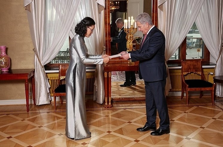 Vietnamese Ambassador Dang Thi Hai Tam presents her credentials to Finnish President Sauli Niinistö. Photo: baoquocte.vn Vietnamese Ambassador Dang Thi Hai Tam presents her credentials to Finnish President Sauli Niinistö. Photo: baoquocte.vn