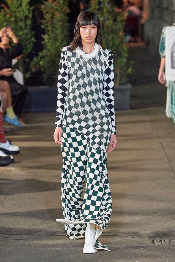 Dolce & Gabbana's Milan Fashion Show: First Vietnamese Model To Walk The Runway Dolce & Gabbana's Milan Fashion Show: First Vietnamese Model To Walk The Runway