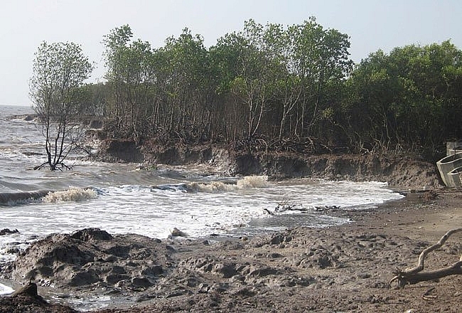 Increasing erosion along rivers and canals threatens Mekong Delta province of Tien Giang Increasing erosion along rivers and canals threatens Mekong Delta province of Tien Giang