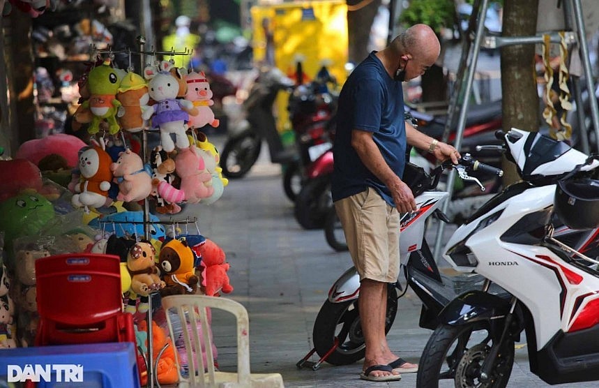 In Photos: 'New Normal' Life In Hanoi Under Directive 22 In Photos: 'New Normal' Life in Hanoi