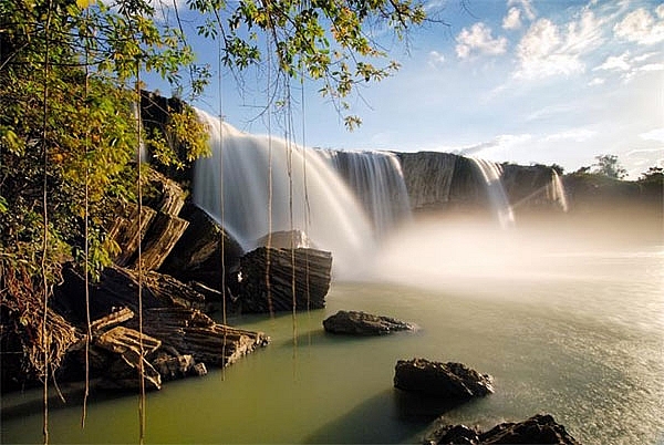 Admiring four fascinating waterfalls in Vietnam Admiring the four fascinating waterfalls in vietnam