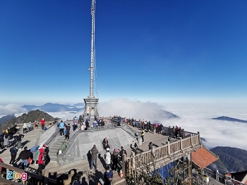 mau son mountain covered by frost due to the first cold spell