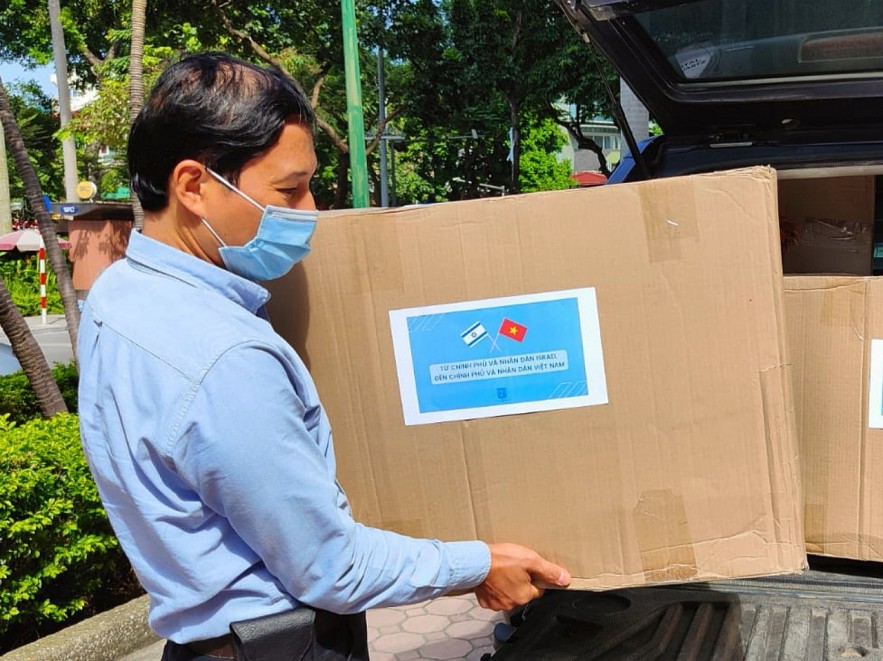 Embassy of Israel in Vietnam donates 10,000 face masks to Duc Giang General Hospital Embassy of Israel in Vietnam donates 10,000 face masks to Duc Giang General Hospital